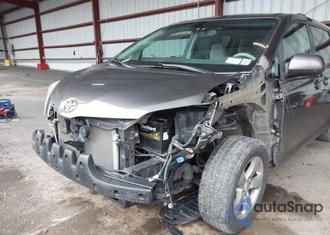 2012 Toyota Sienna Le V6 8 Passenger z USA, uszkodzony, nr VIN 5TDKK3DC0CS239980